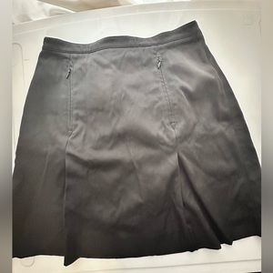 Black golf skirt.